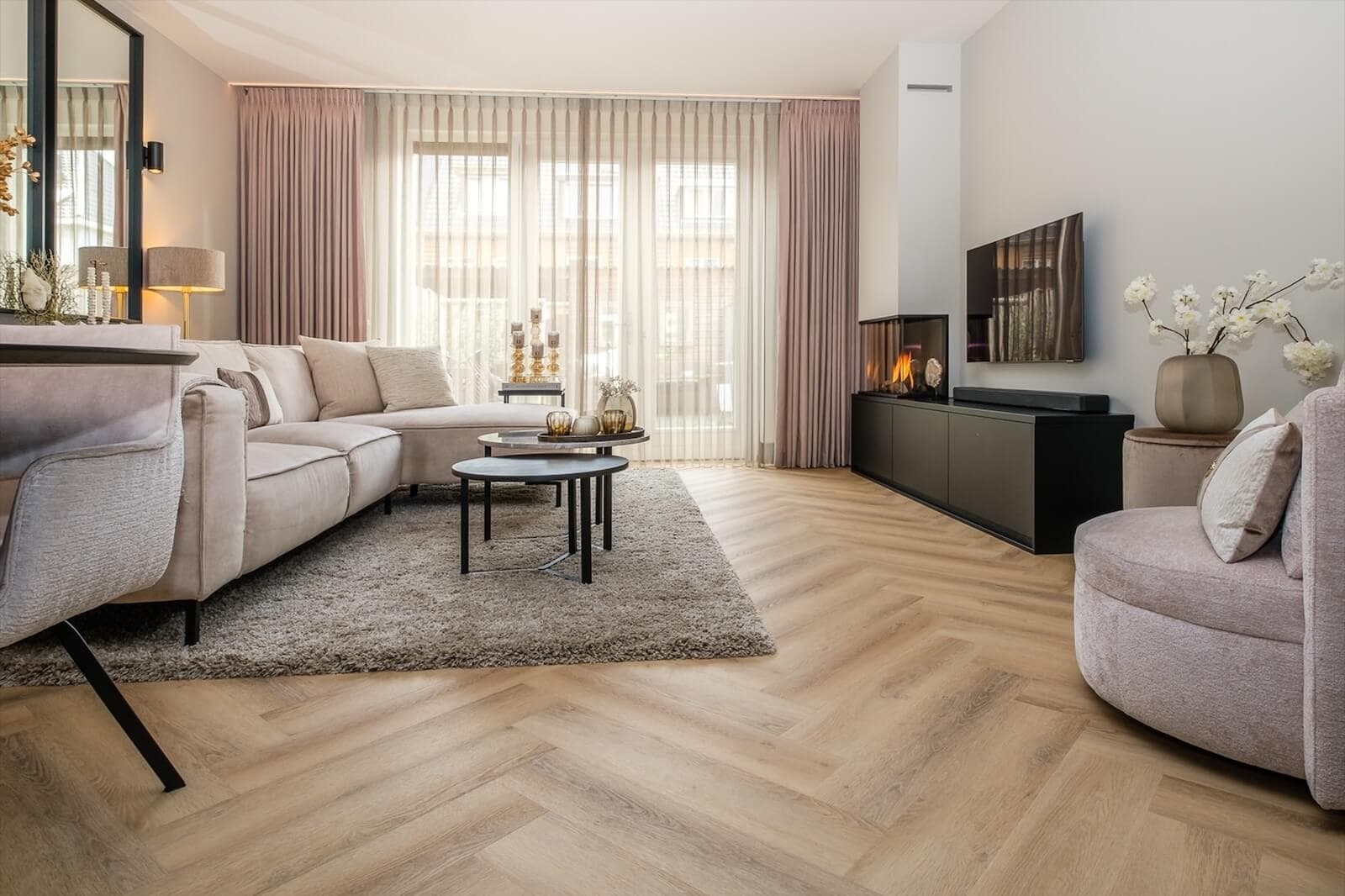Woonkamer met een walvisgraat pvc-vloer