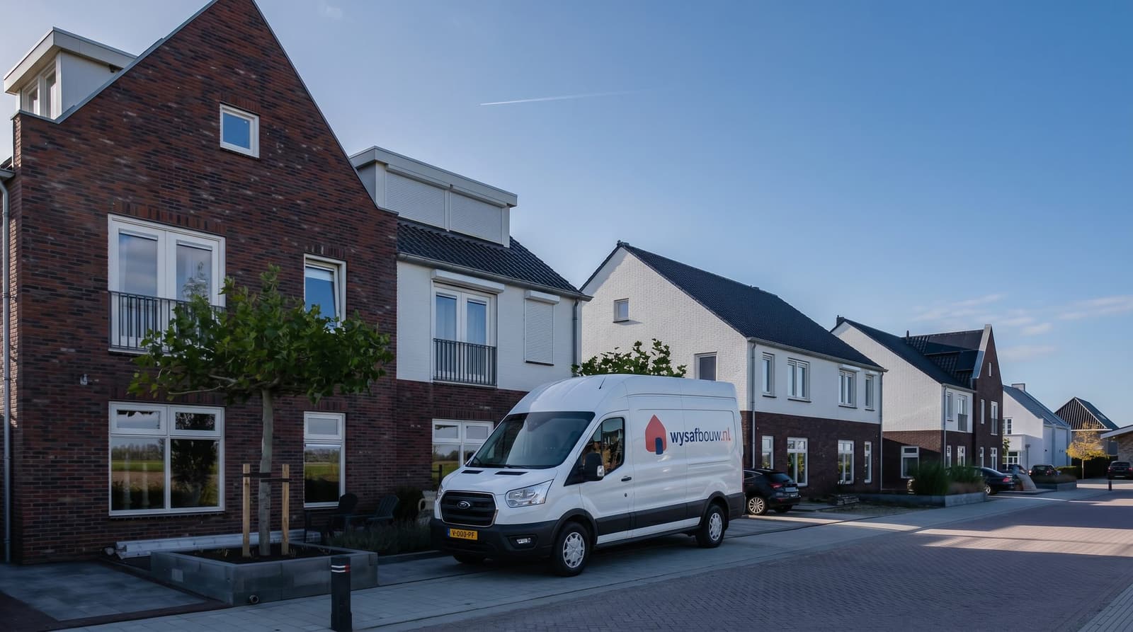 Bus van WYS Afbouw in een nieuwbouwwijk